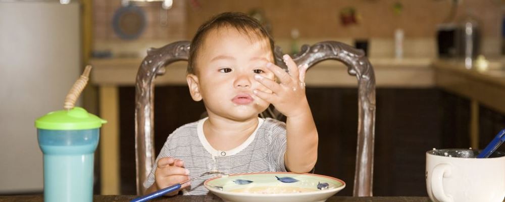小儿添加辅食的最佳时间 千万别错过咯 小儿添加辅食的最佳时间是什么时候 什么时候给孩子添加辅食比较好 孩子添加辅食的最佳时间是什么时候